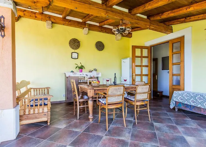 House Kras By Istra Vacation 度假居 *